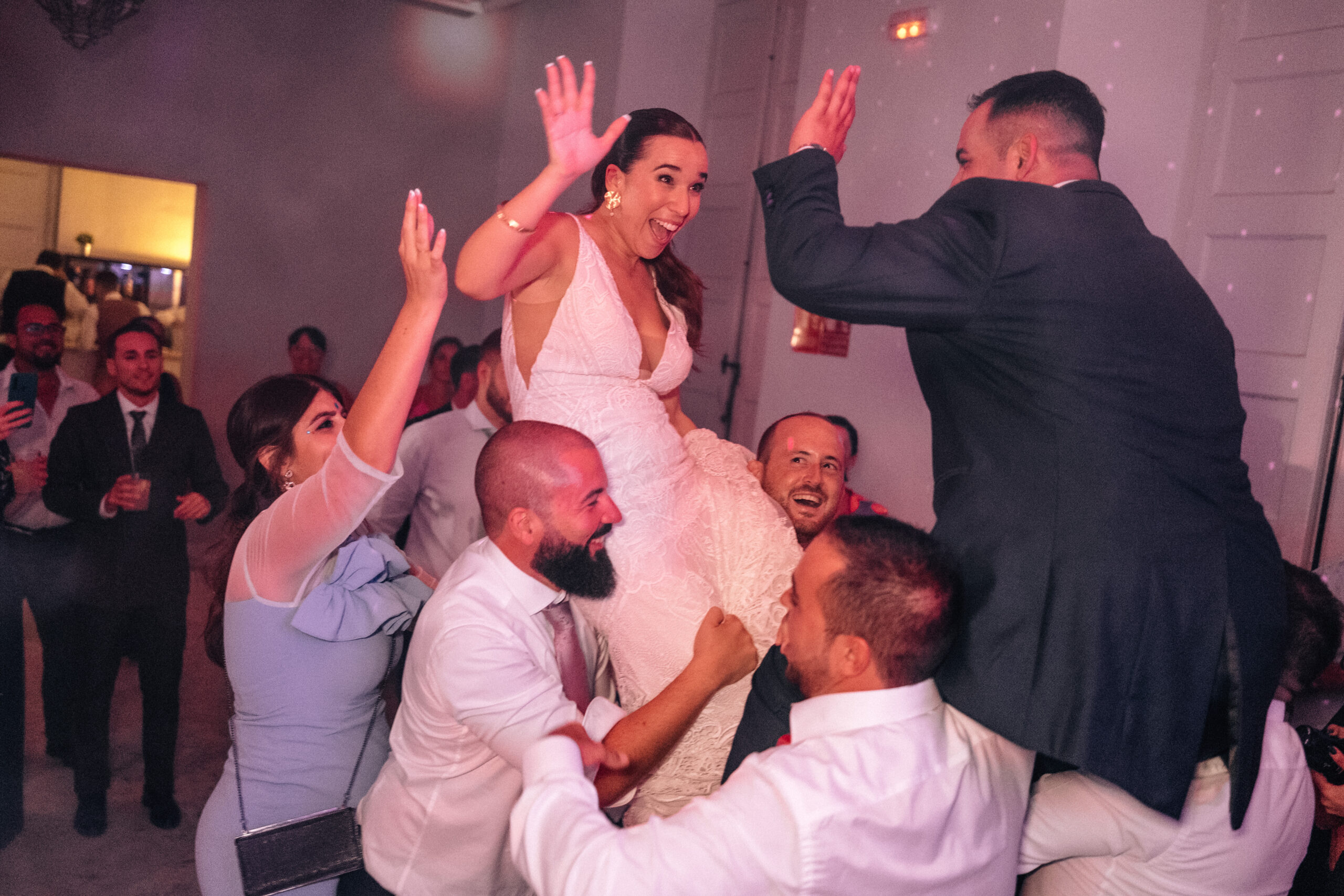 Novios y amigos bailando y celebrando en la fiesta de la boda en Granada