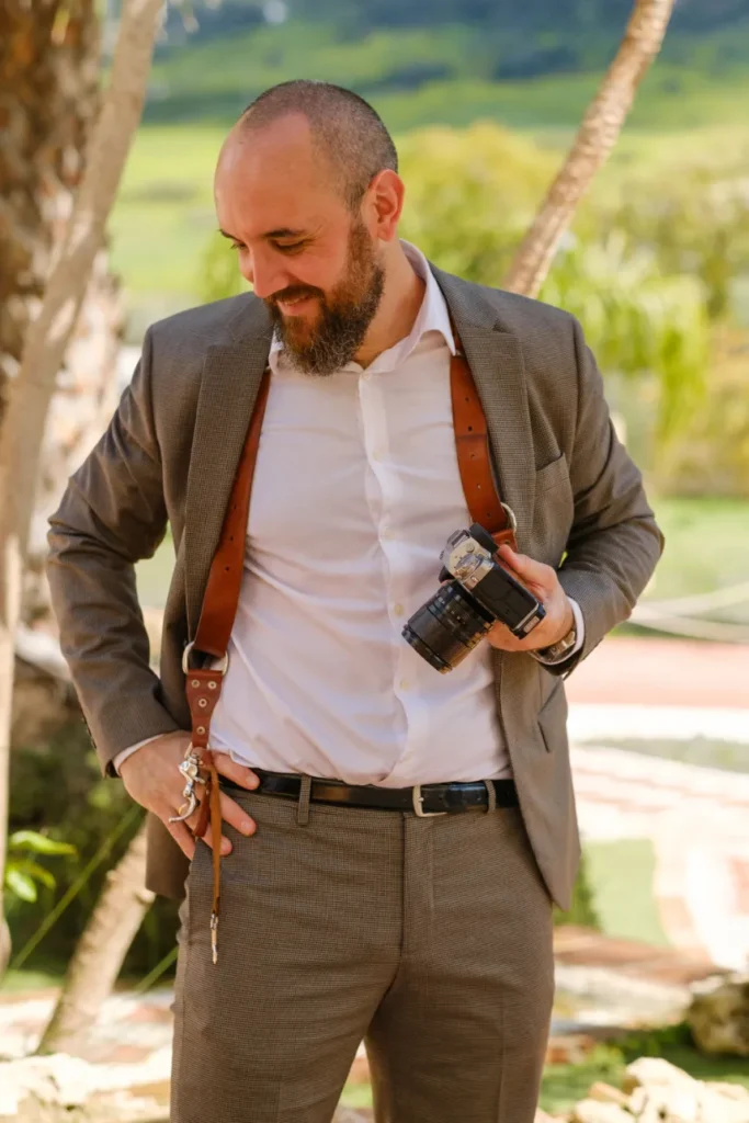 Paco, fotógrafo de Alto Contraste, con su cámara fuji.