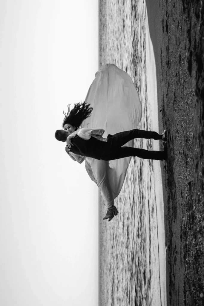 María y Sifre, en las playas de Nerja en su postboda