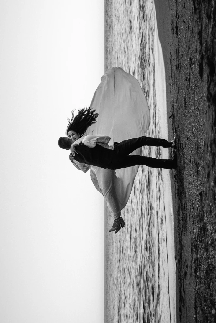 María y Sifre, en las playas de Nerja en su postboda