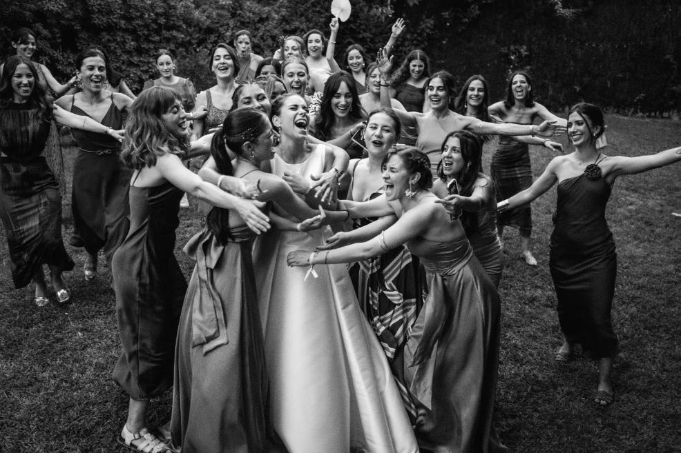 Irene, abrazada por sus damas de honor