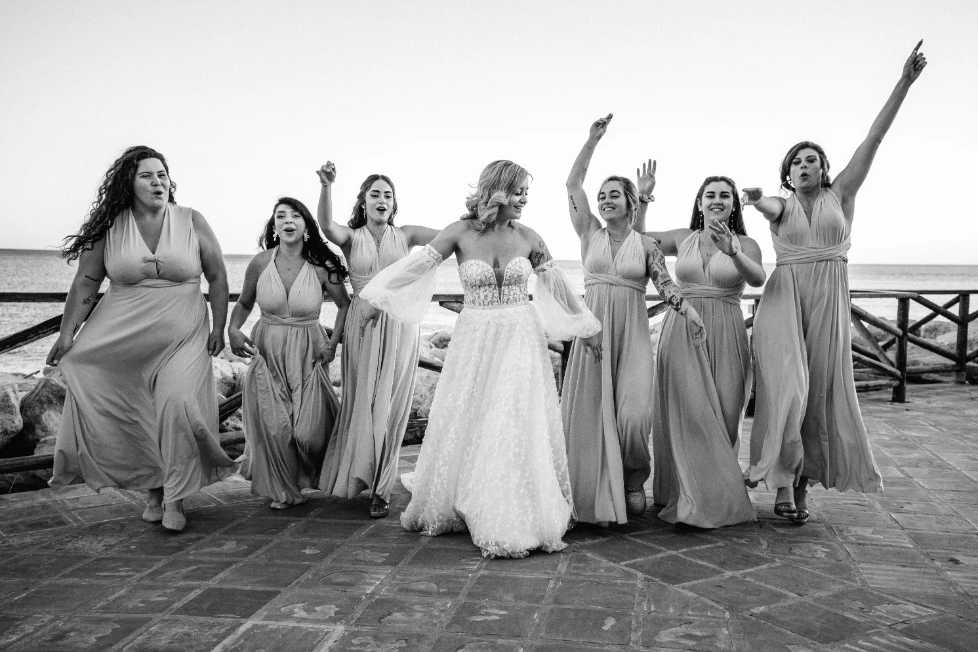 Andrea está con sus amigas, las Damas de honor, celebrando el "si quiero" de la boda.