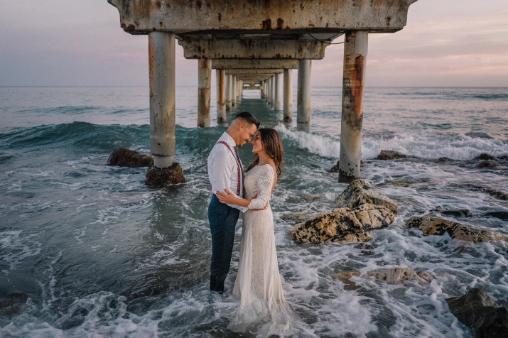 Una pareja, Raúl y Azahara están de sesión postboda en las playas de Marbella, bajo el puente Romano.