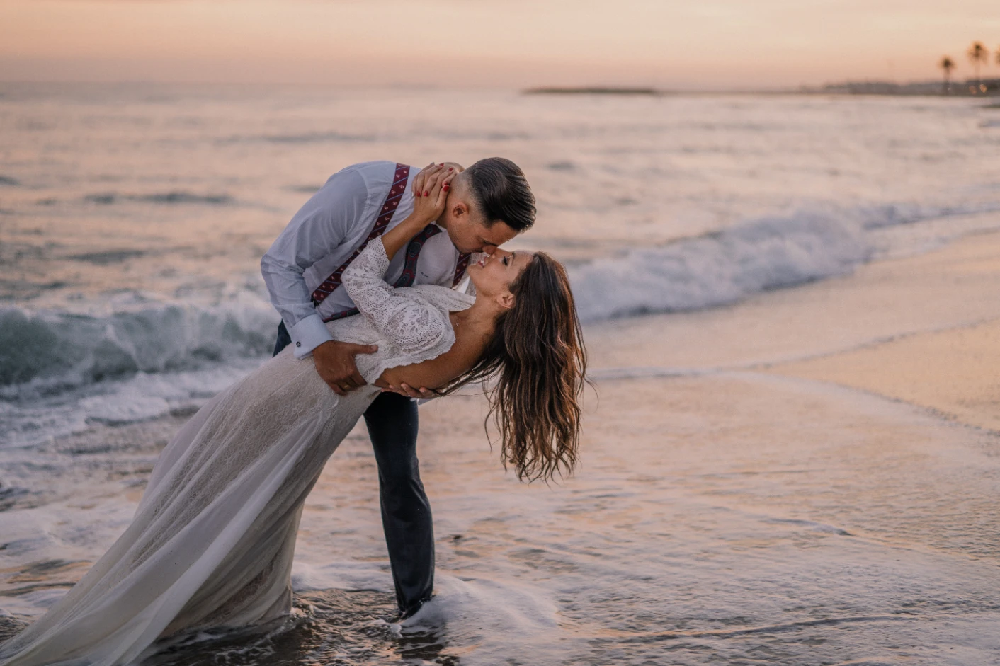 Pareja en su sesión de postboda en Málaga, en la playa.