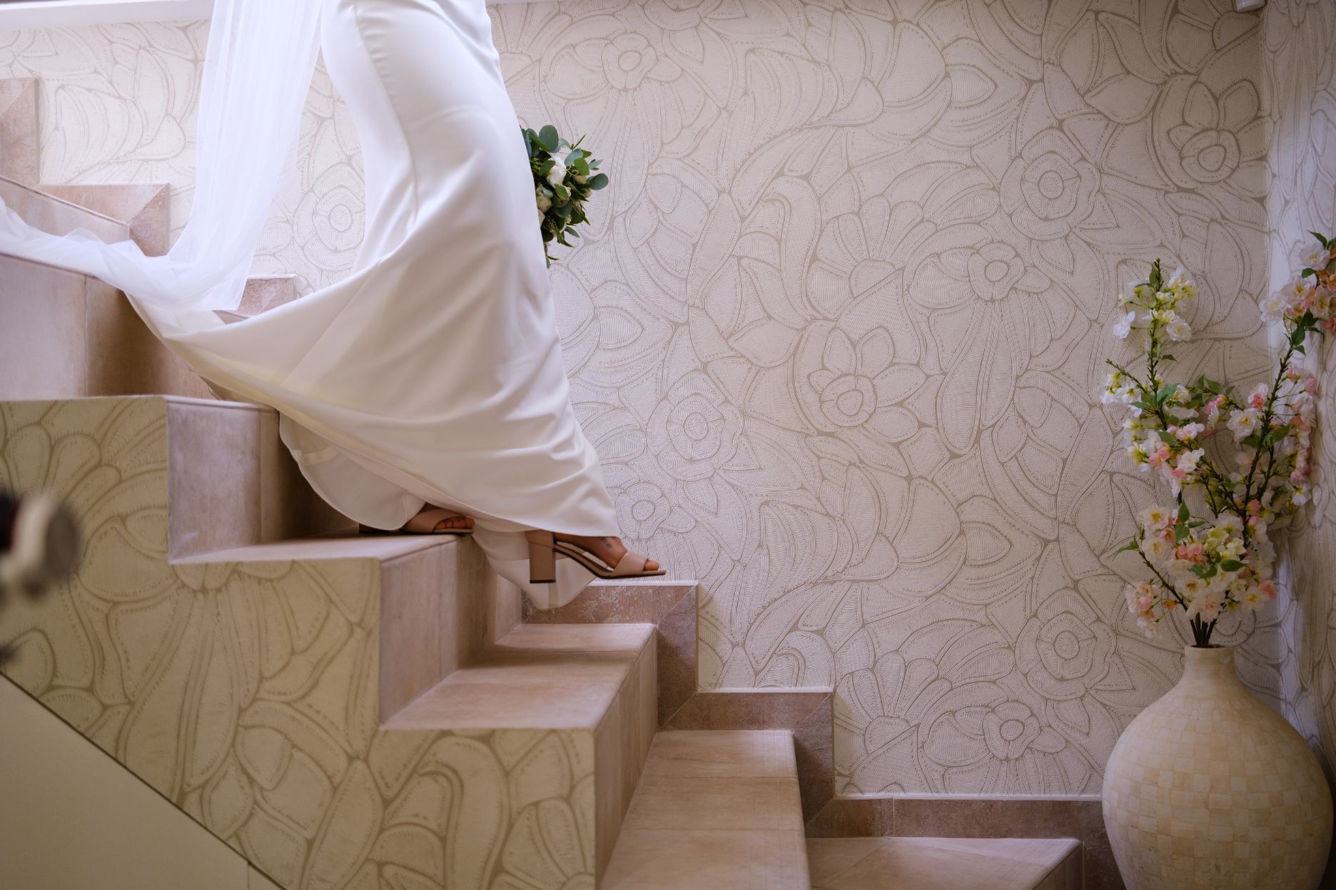 Novia recogiendo su vestido en los preparativos de la boda