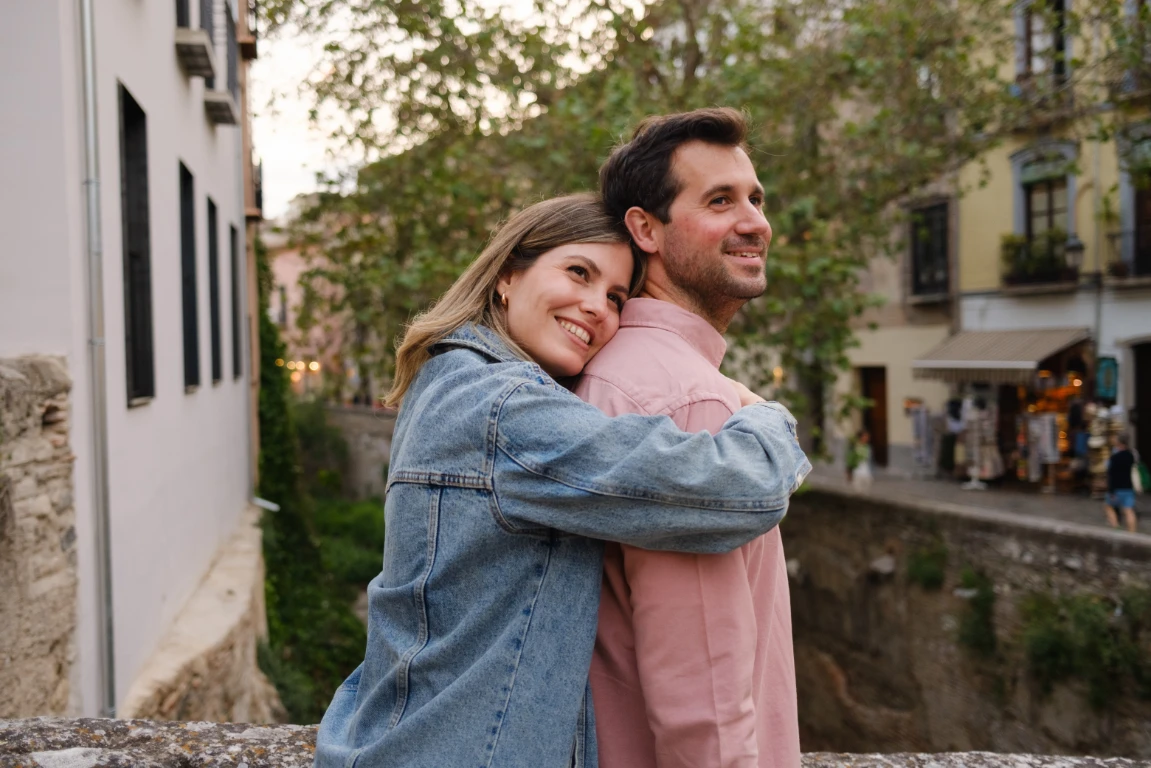 Abrazo de la pareja de novios en los jardines del Carmen de los Mártires durante su boda.