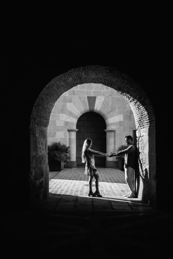 Inma y Salva, están cogidos de la mano en un tunel, en el Castillo de Melilla.