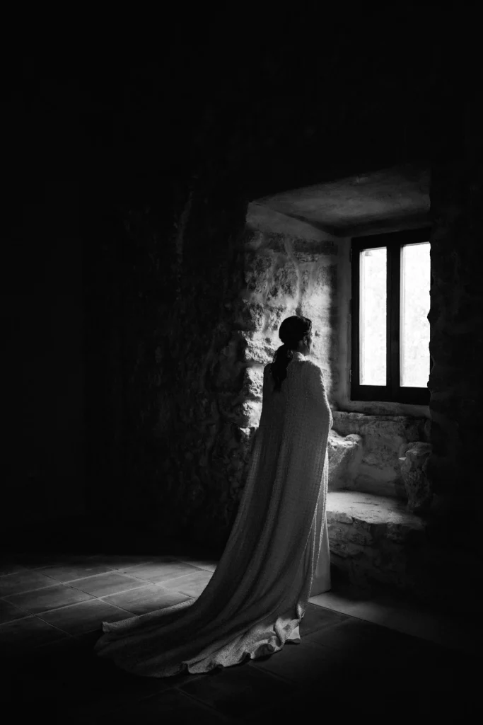 La novia terminando de preparar su boda en la habitación del Convento de Caños Santos. 