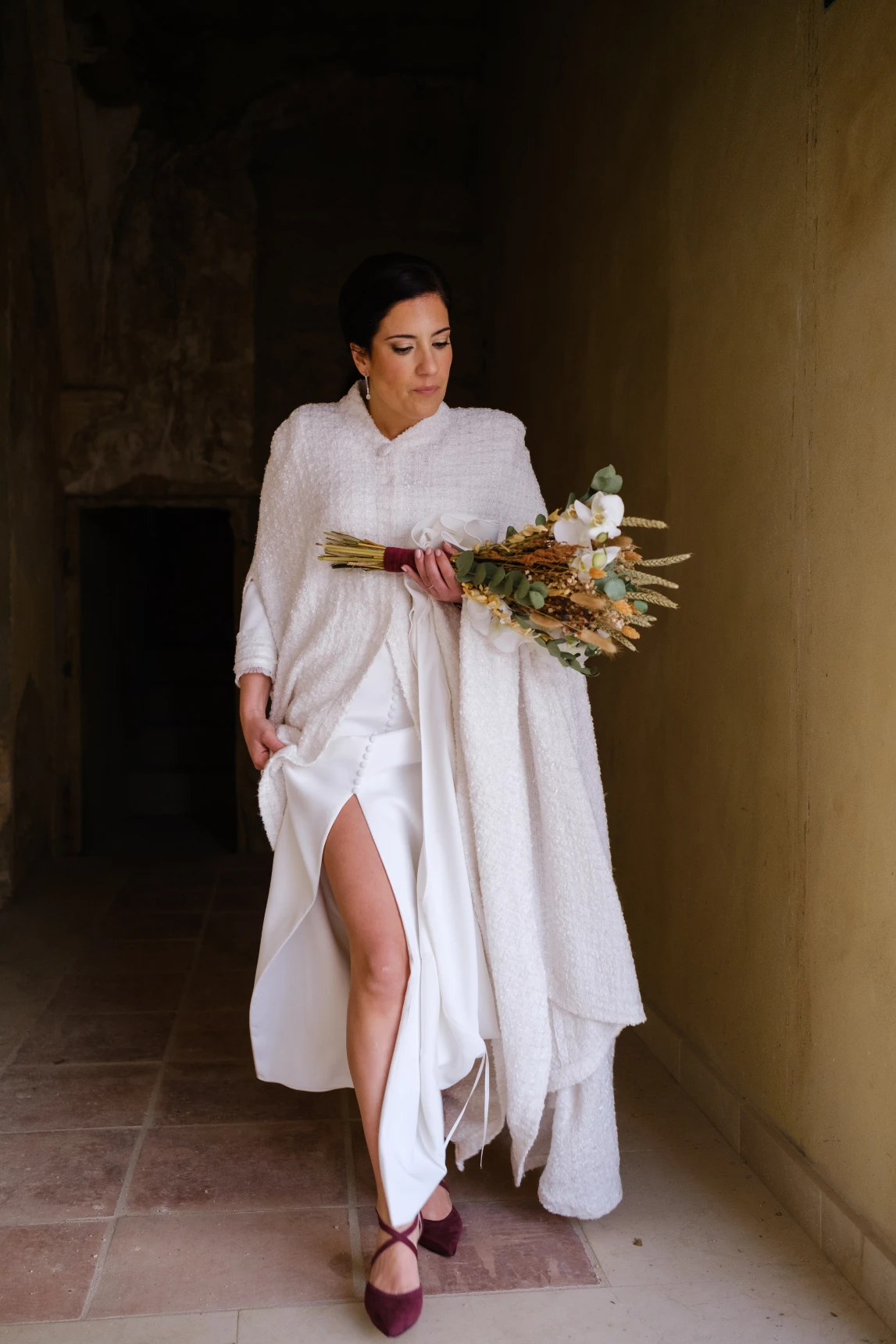 Bea, la novia, esta saliendo de la habitación para ir hacia la ceremonia.
