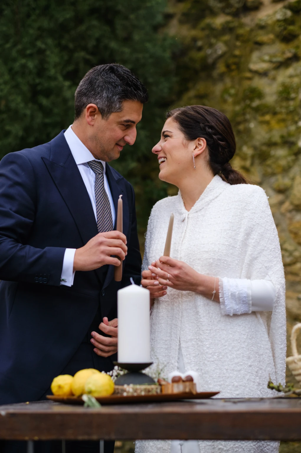 Miradas al finalizar el ritual de las velas, en la boda en Caños Santos.