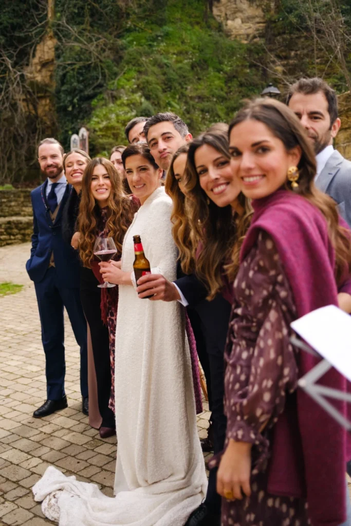 Los novios celebrando su cóctel de bienvenida junto a sus amigos.