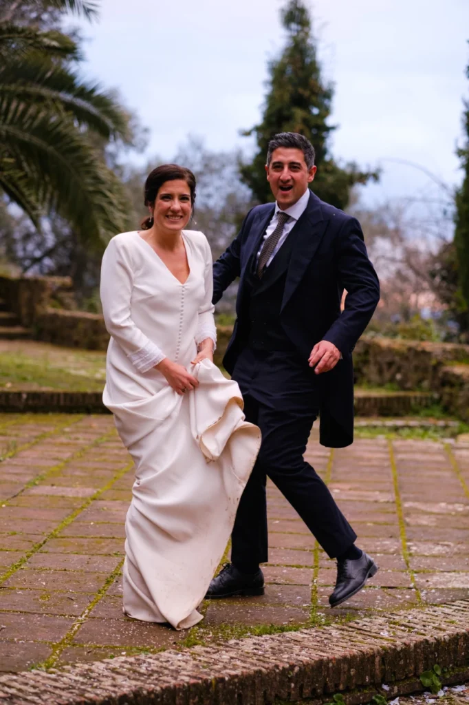 Los novios, bailando en su posado de boda
