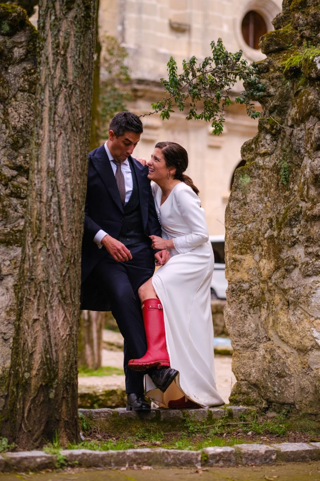 Momentos divertidos del posado de novios, con las botas de agua de boda.
