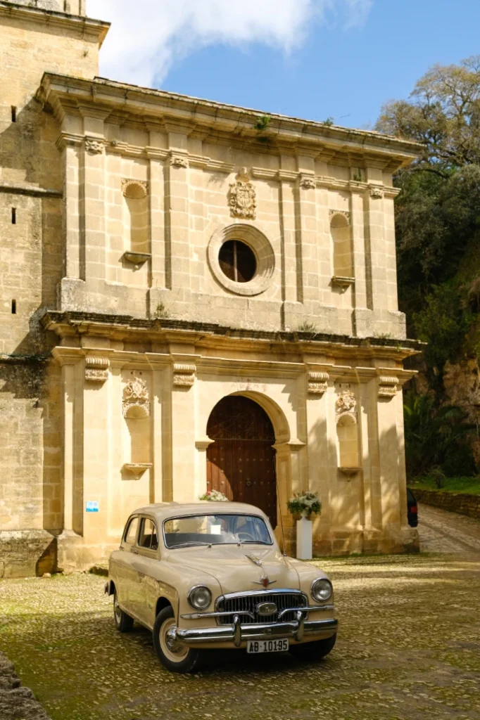 Un antiguo Seat, fue el coche de la boda.