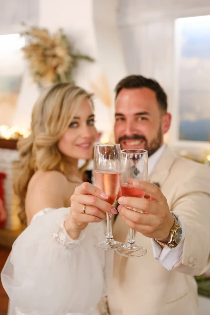El brindis de los novios, dentro del salon de Puerto Niza, Málaga.