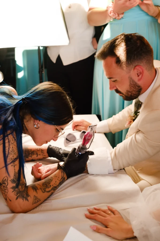 El novio, realizándose un tatuaje especial para el día de su boda