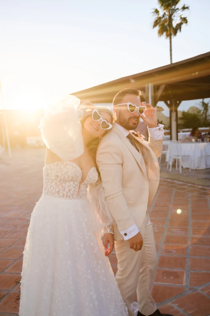 Los novios, disfrutando del atardecer junto al mar en Puerto Niza.