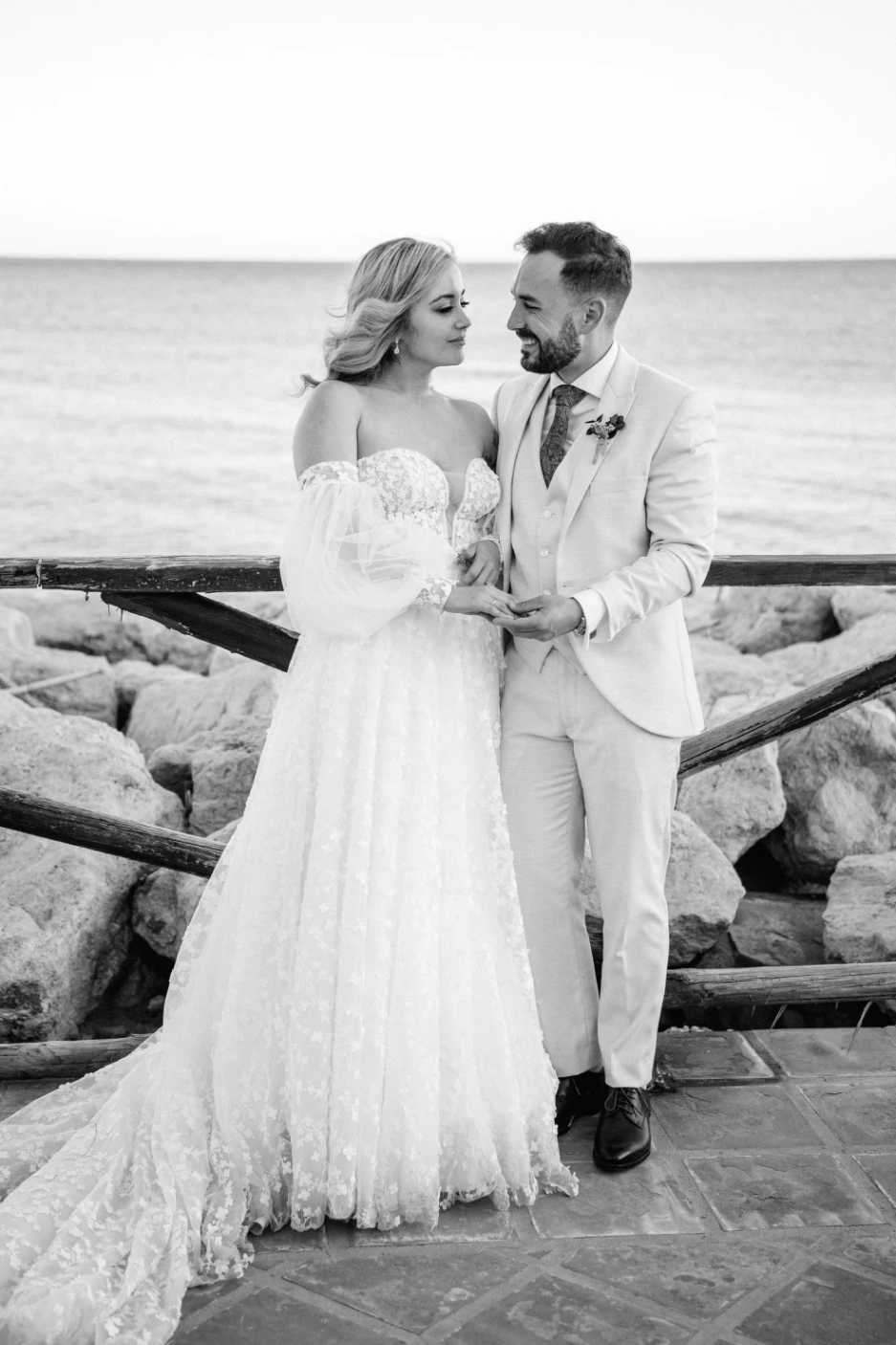 Los novios: Disfrutando de los últimos rayos del Sol frente al mar.