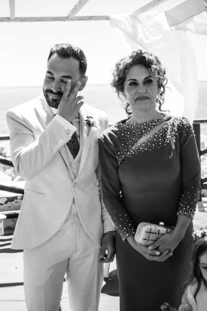 Iker, emocionado mientras la novia esta llegando al altar.