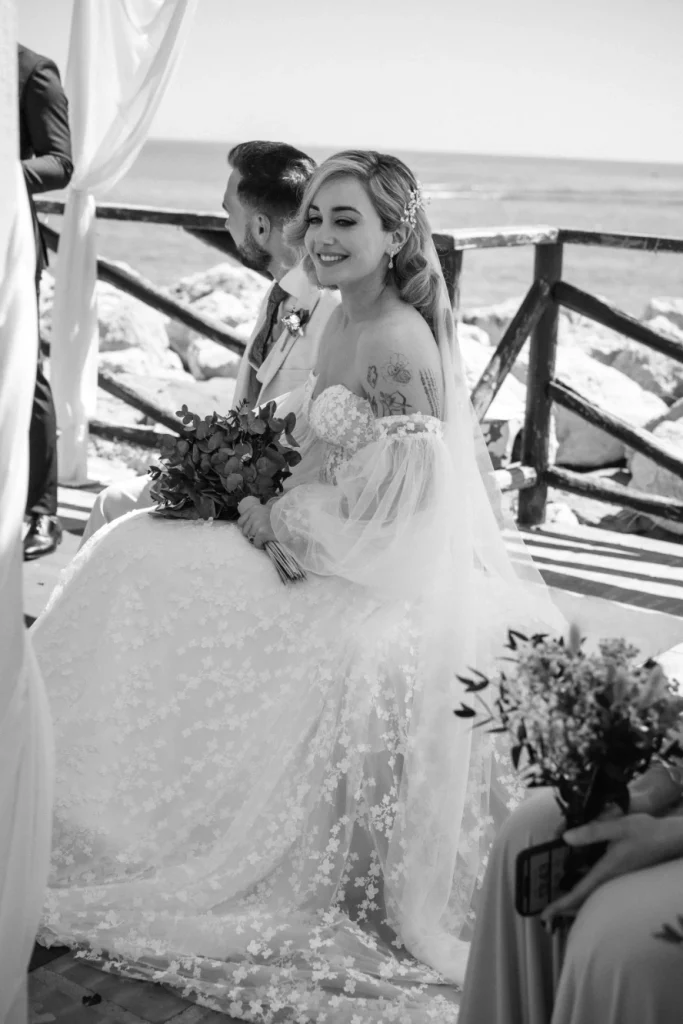 Andrea, la novia. Mirando a los invitados en un momento de la ceremonia.