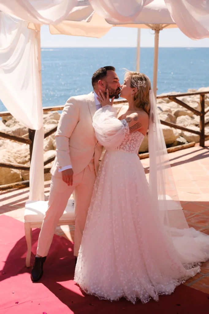 El "puedes besar a la novia" de la ceremonia junto al mar.