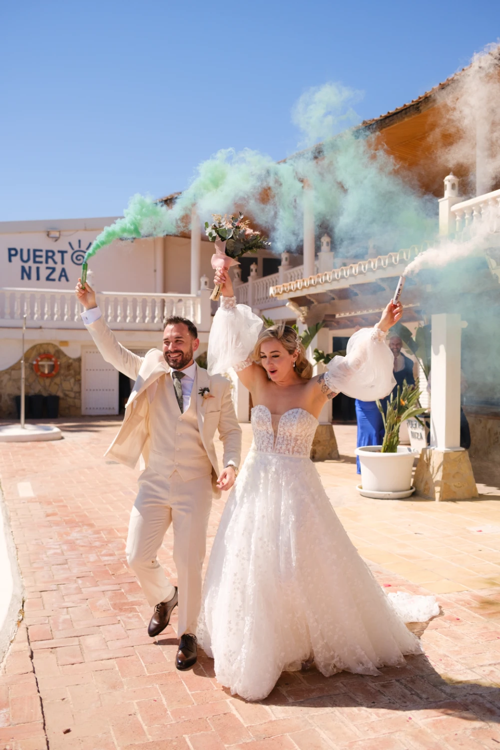 La salida de los novios con bengalas de humo.