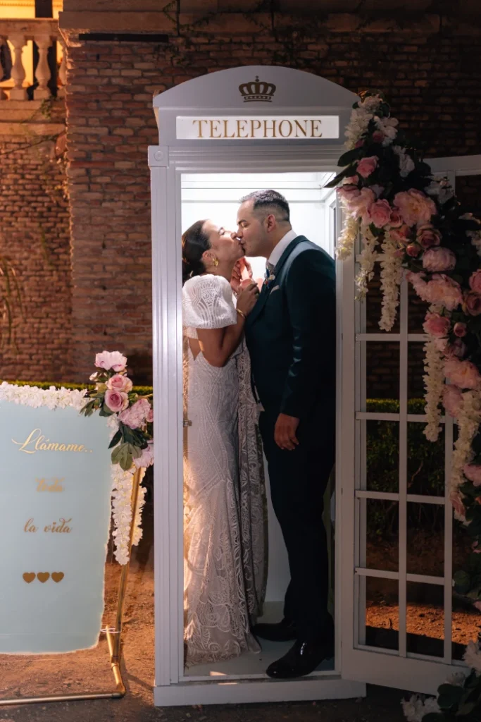 El teléfono donde dejar buenos deseos a los novios.