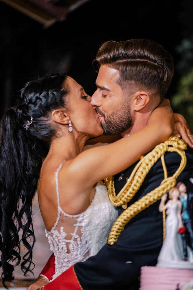 Beso tras el corte de tarta.