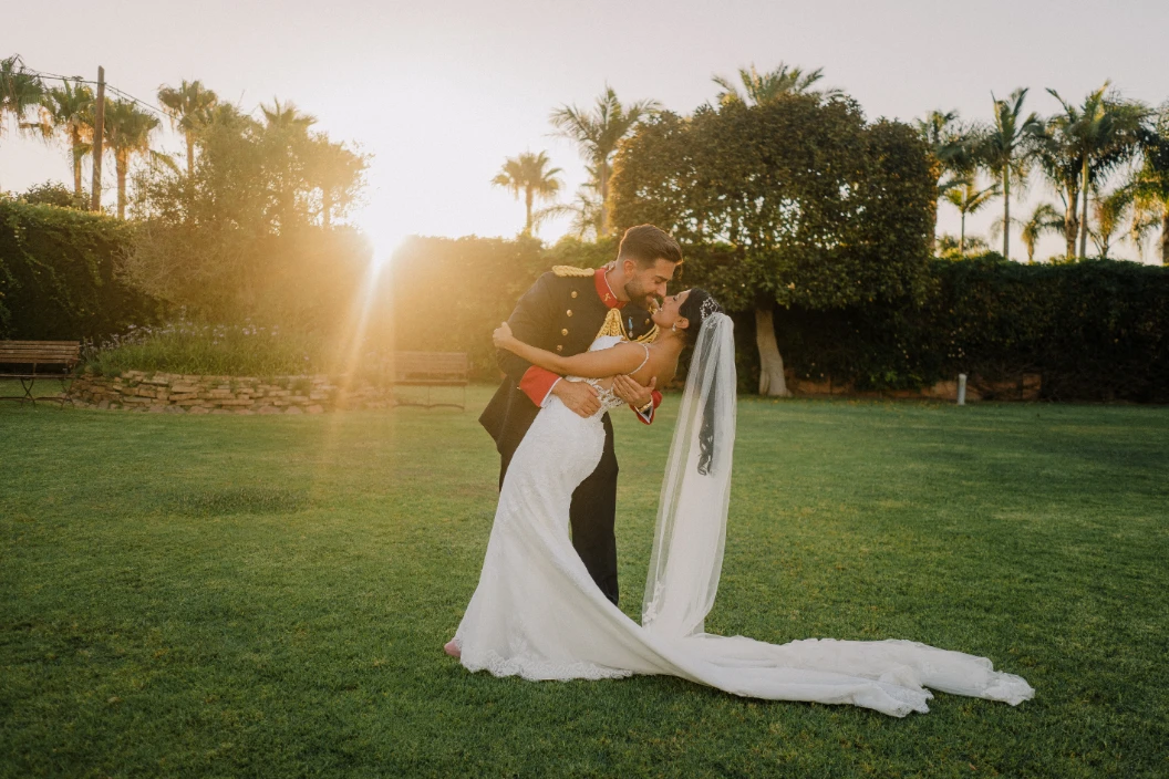 Foto Panorámica del jardin y los novios en el centro.