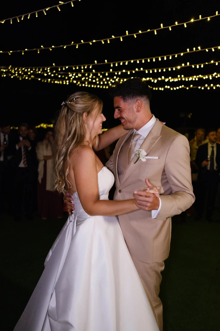 Los novios durante el baile.