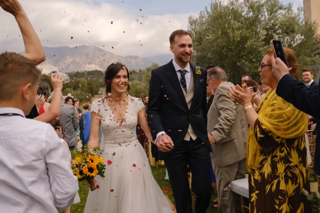 Sarah y Andrés, durante el pasillo de la ceremonia en el jardín de Señorío de Nevada.