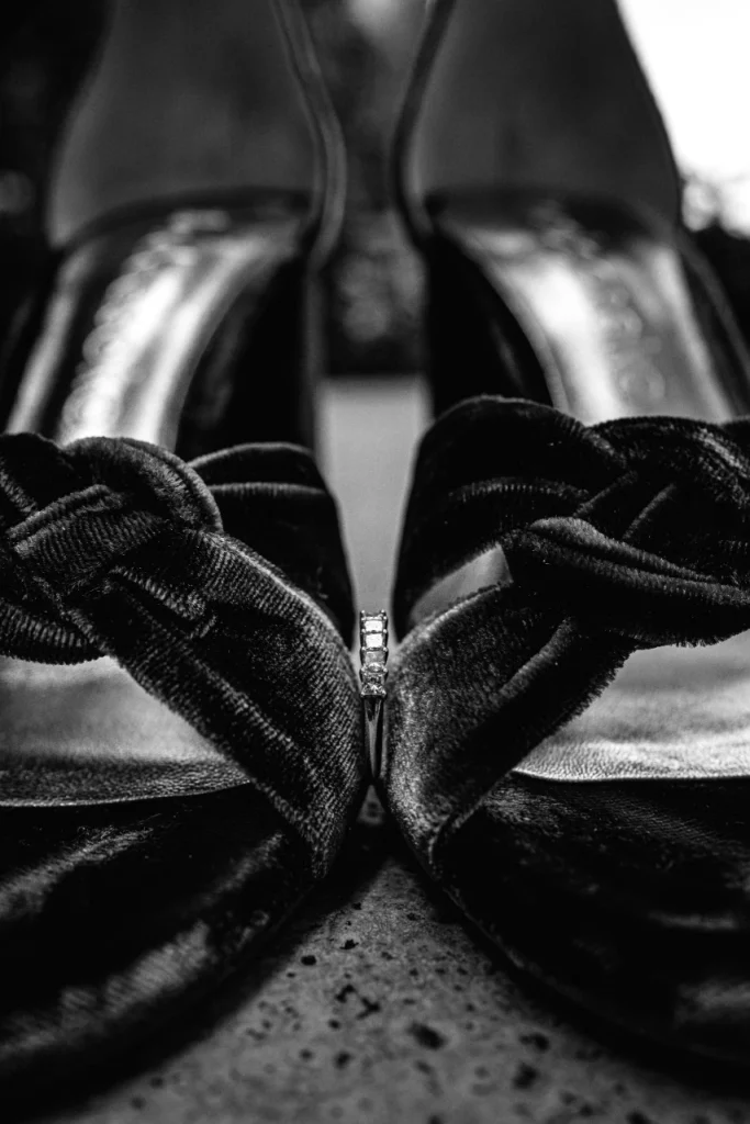 Foto detalle de zapatos y anillo.