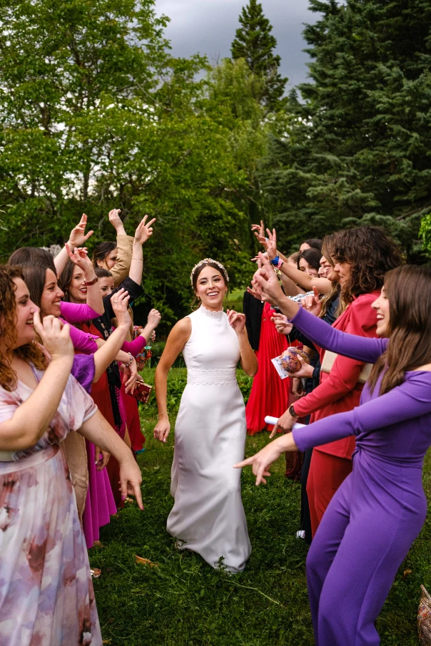 Las amigas haciéndole un pasillo a la novia.