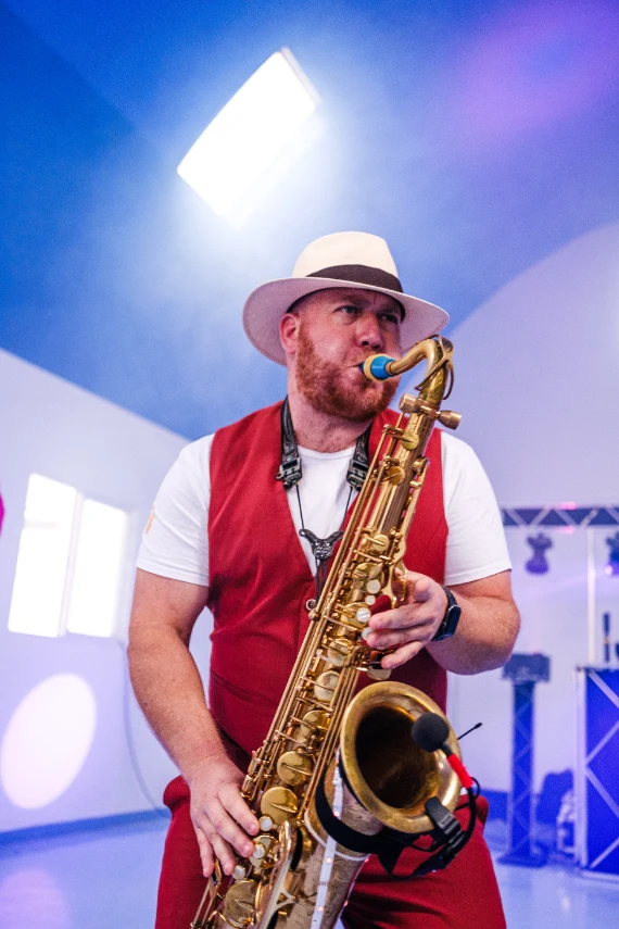 Manu el saxofonista.