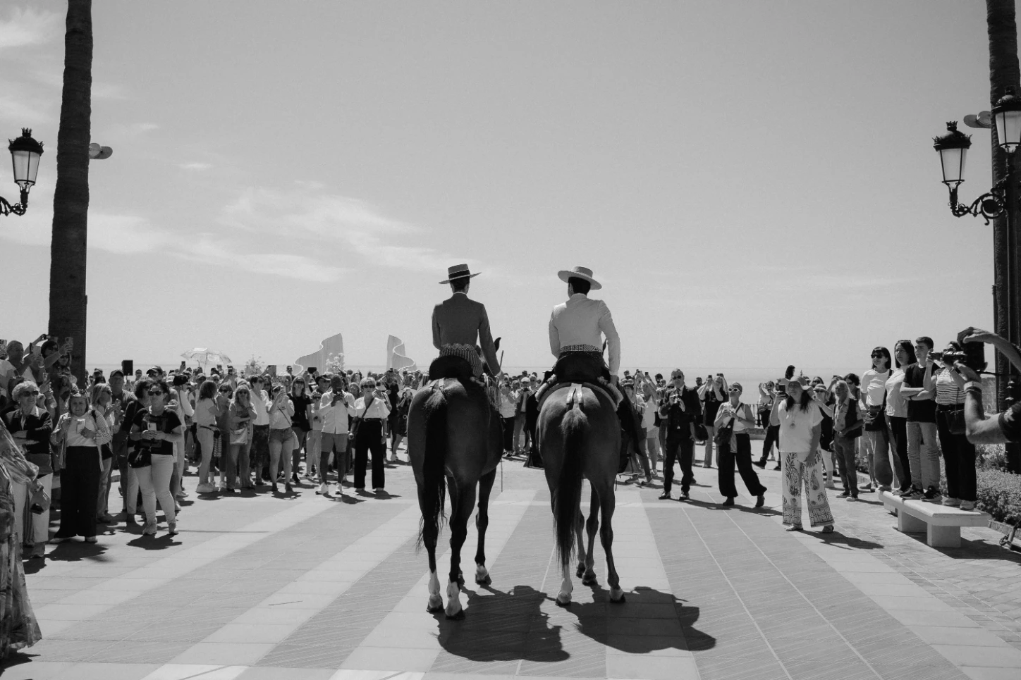 Los sobrinos a caballo entrando en la ceremonia.