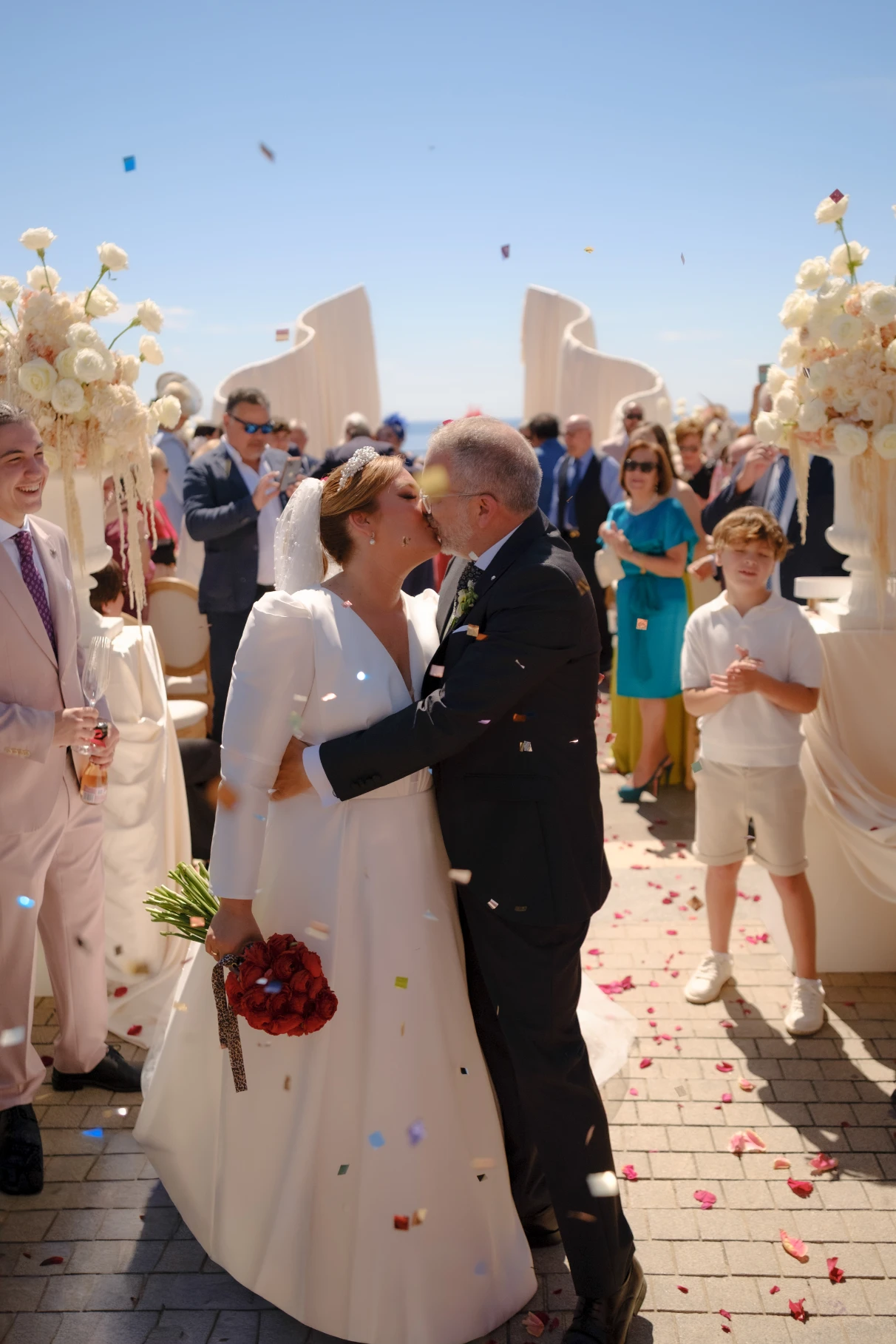 El beso tras la salida de los novios.