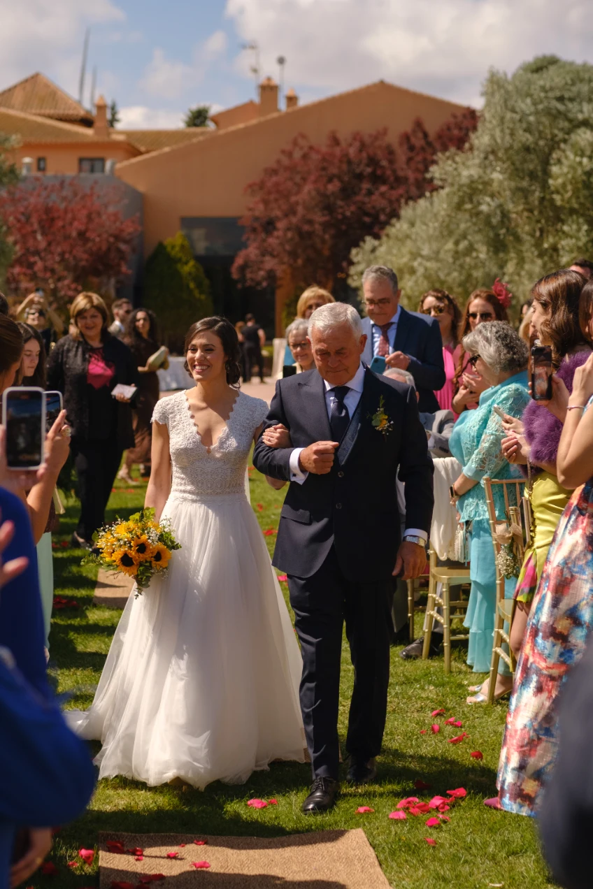 Entrada a la ceremonia de Sarah y su padre.