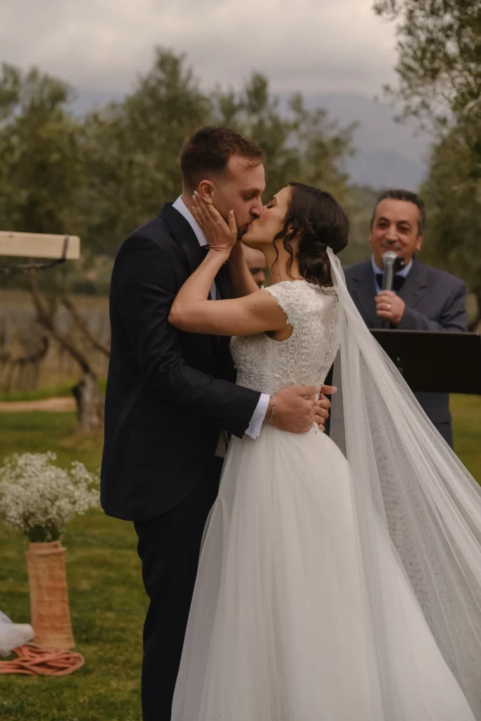 El beso, momento icónico.