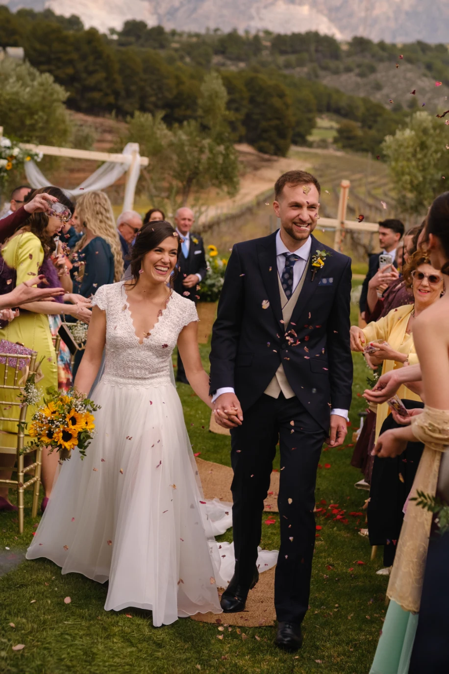 Salida de los novios con pétalos.
