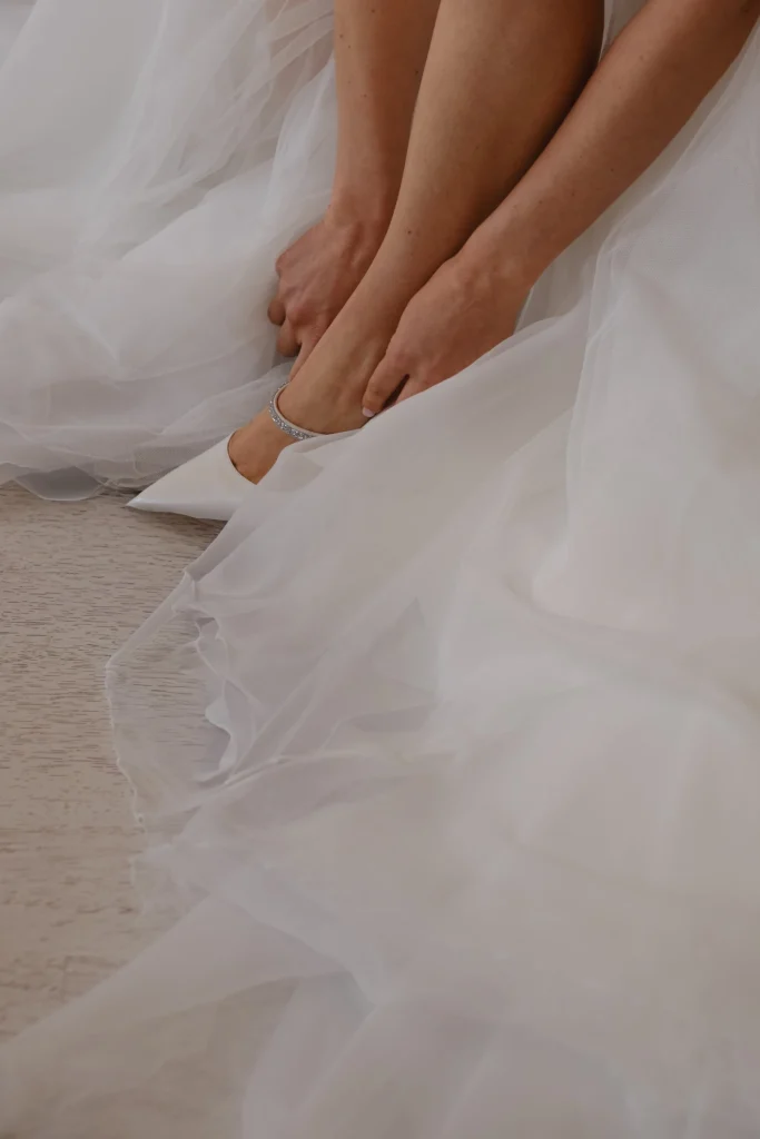 Imagen de detalle de los zapatos, durante los preparativos.
