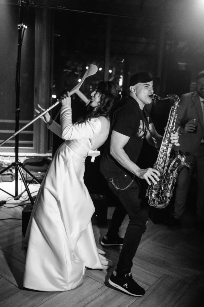 Momento épico de la novia con el saxofonista.