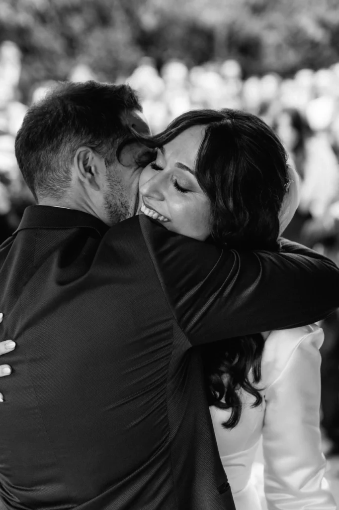 El abrazo tras la llegada de la novia.