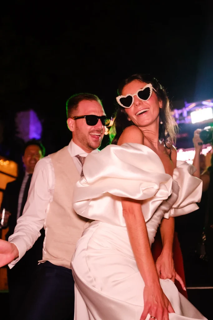 Los novios bailando en la fiesta.
