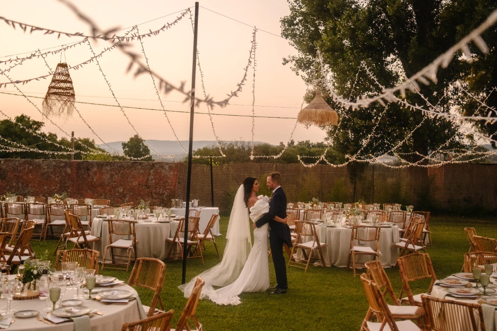 Virginia & Gabriel, durante el posado, en el corazón del banquete.
