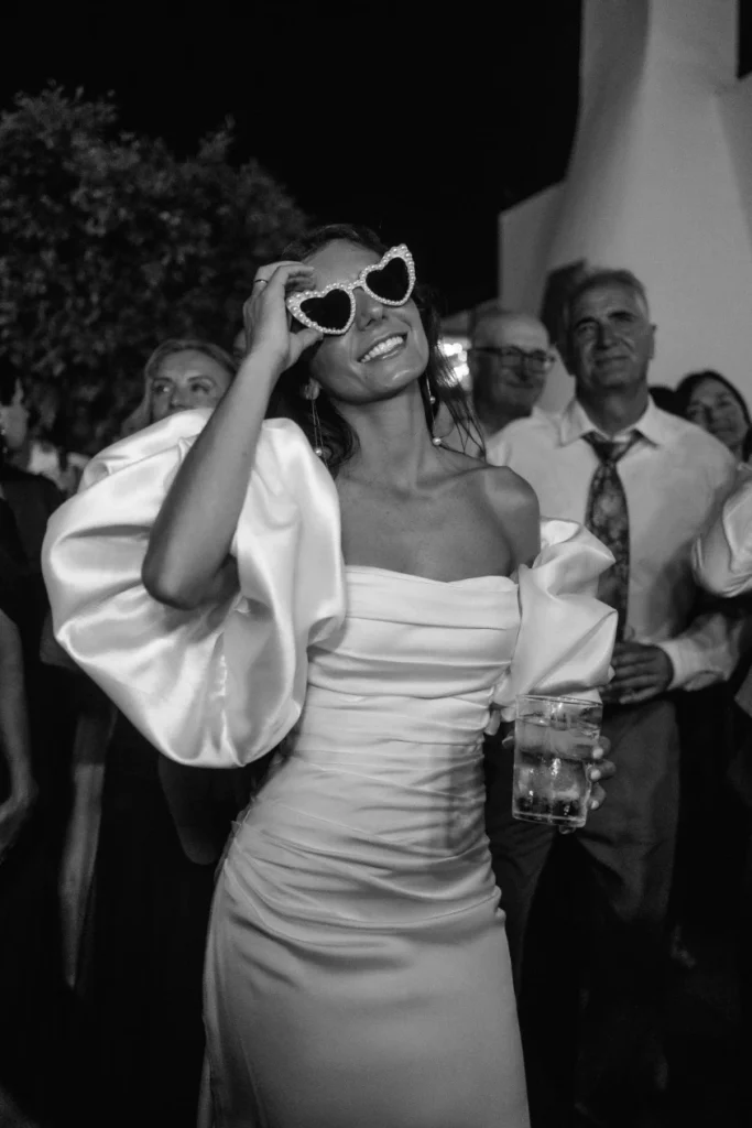La novia con sus gafas personalizadas.