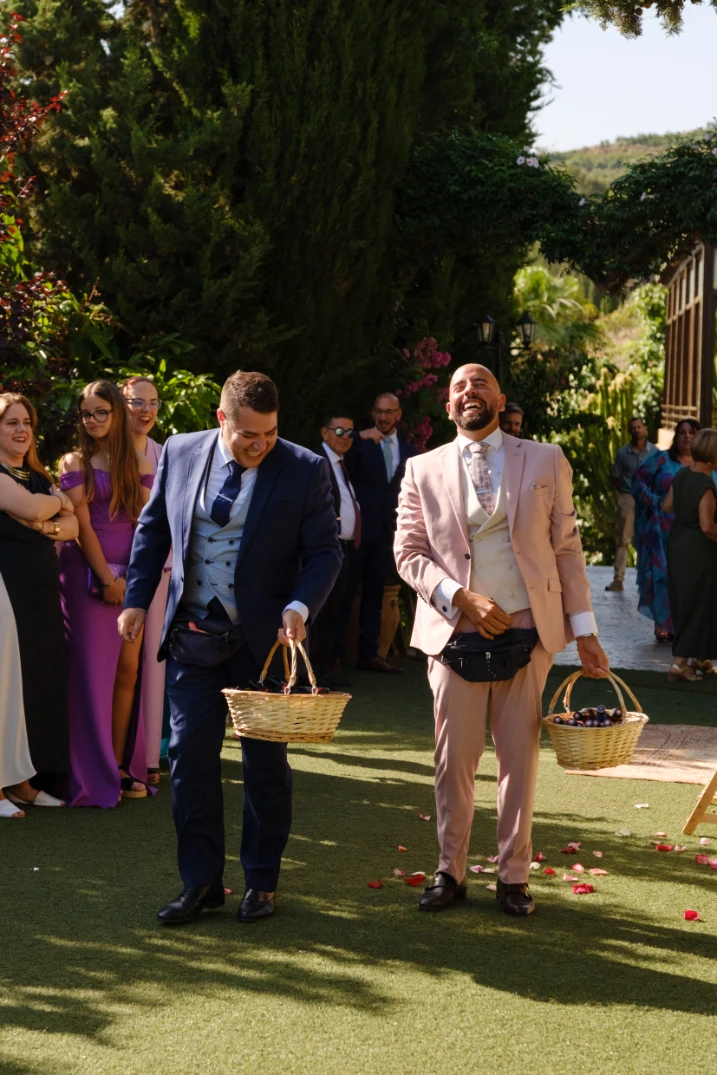 Entrada de los amigos del novio con cervezas.
