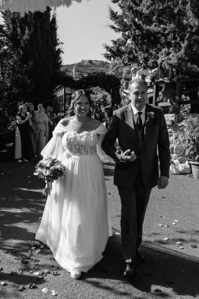 Laura y su padre llegando al altar.