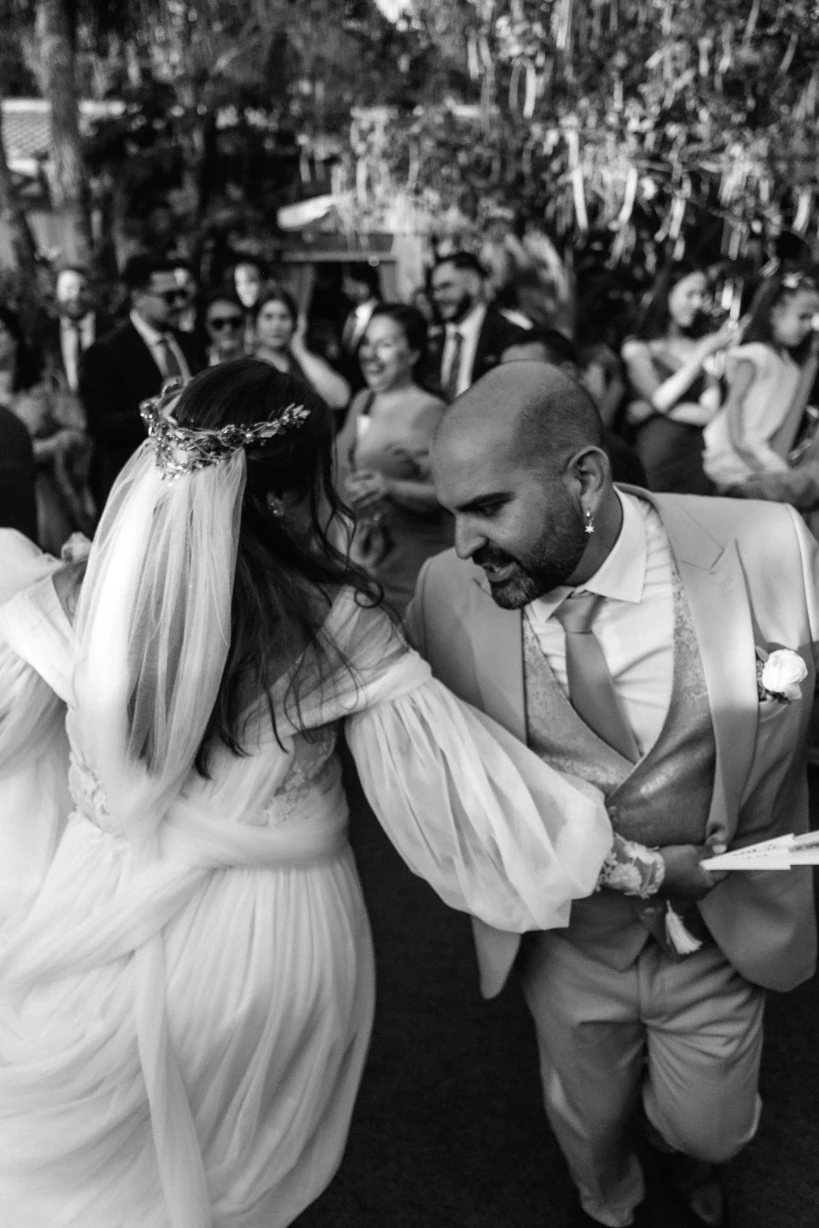 Los novios disfrutando de la música en directo.
