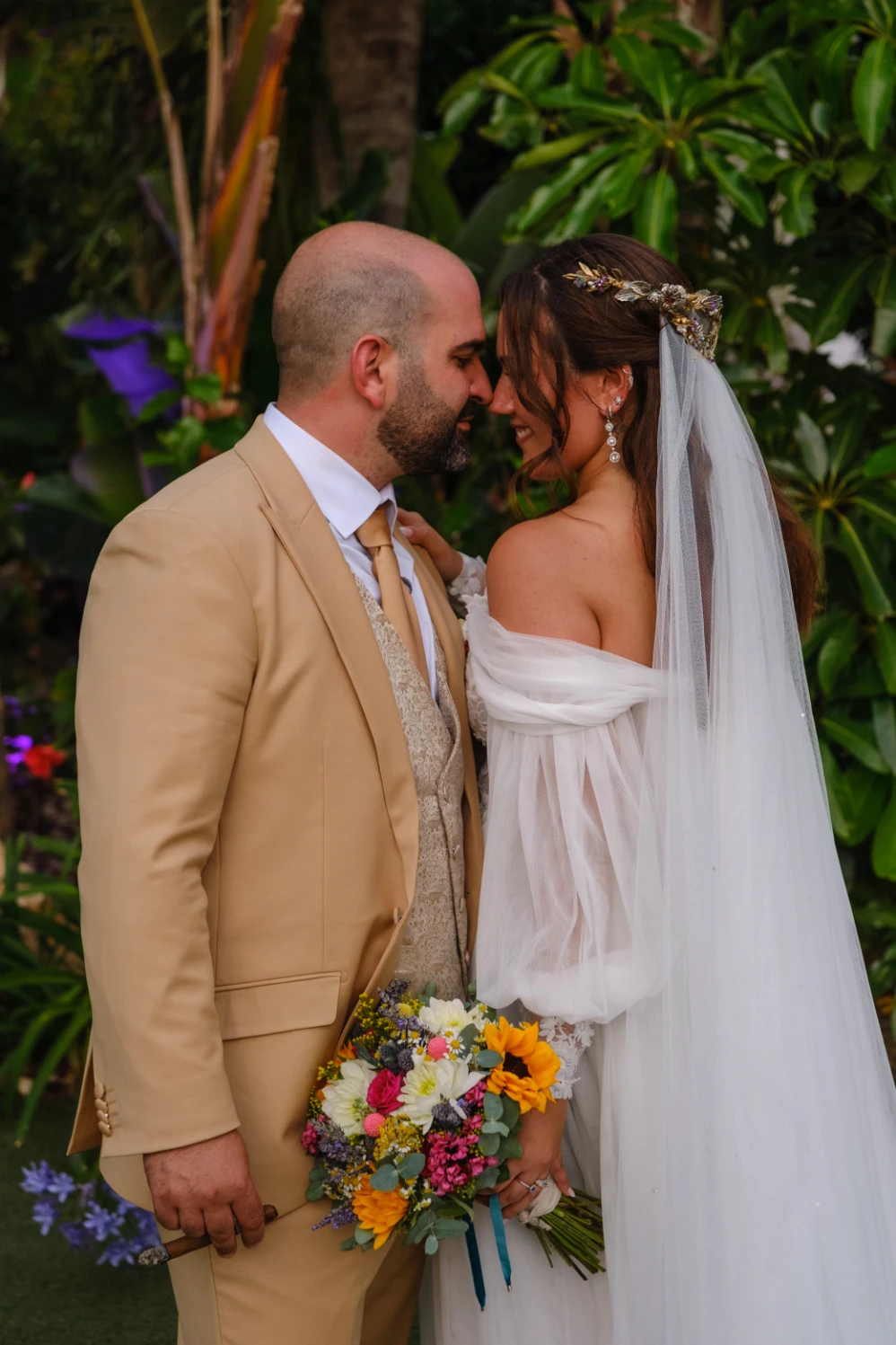 Laura y Juanlu en los jardines de la finca.
