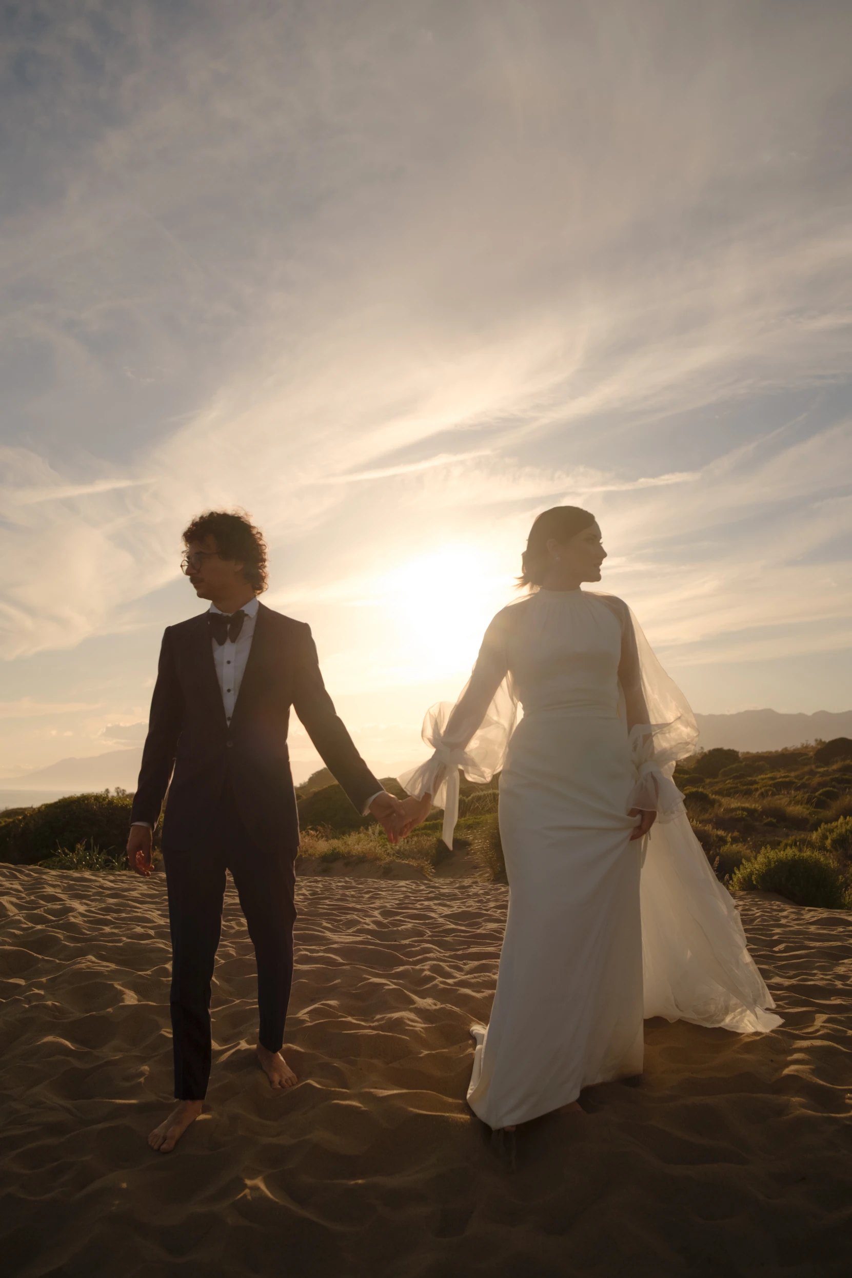 Los novios cogidos de la mano.
